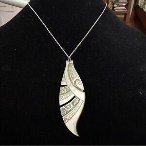 Beautiful Tahitian handcarved shell necklacer